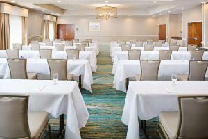 Embassy Suites by Hilton Destin Miramar Beach商务区和/或会议室