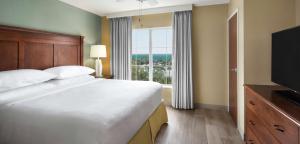 Embassy Suites by Hilton Destin Miramar Beach客房内的一张或多张床位