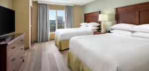 Embassy Suites by Hilton Destin Miramar Beach客房内的一张或多张床位