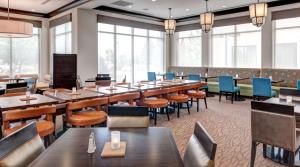 une grande salle à manger avec des tables et des chaises dans l'établissement Hilton Garden Inn Denver Highlands Ranch, à Highlands Ranch