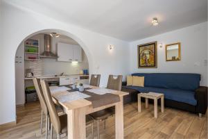 salon i kuchnia ze stołem i kanapą w obiekcie Houses Trinetta w mieście Valtura +36 zdjęć