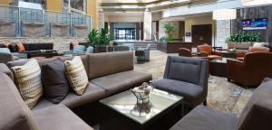 Embassy Suites Denver Tech Center的休息区