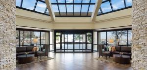 Embassy Suites Denver Tech Center的休息区