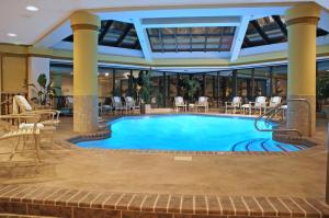 Bazén v ubytování Embassy Suites Denver Tech Center nebo v jeho okolí