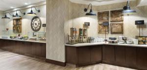 Embassy Suites Denver Tech Center的厨房或小厨房