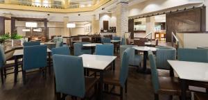 Embassy Suites Denver Tech Center餐厅或其他用餐的地方