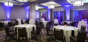 Embassy Suites Denver Tech Center餐厅或其他用餐的地方