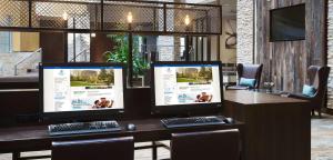 Embassy Suites Denver Tech Center的电视和/或娱乐中心