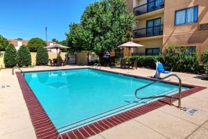 a large swimming pool in front of a building at Courtyard by Marriott Abilene Southwest/Abilene Mall South in Abilene