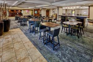 ein Restaurant mit Tischen und Stühlen und eine Bar in der Unterkunft Courtyard by Marriott Abilene Southwest/Abilene Mall South in Abilene