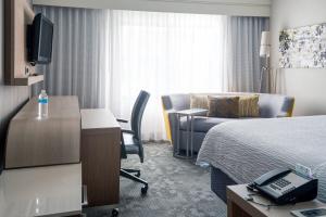 een hotelkamer met een bed en een bureau bij Courtyard Cleveland Airport North in North Olmsted