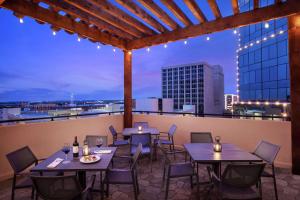 Embassy Suites by Hilton Fort Worth Downtown的阳台或露台