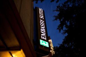 Embassy Suites by Hilton Fort Worth Downtown的证书、奖牌、标识或其他文件