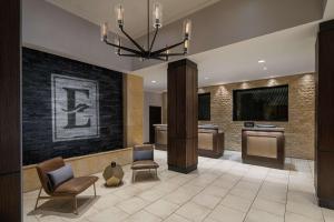 Embassy Suites by Hilton Fort Worth Downtown的休息区