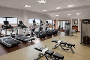 Embassy Suites by Hilton Fort Worth Downtown的健身中心和/或健身设施