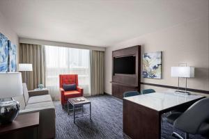 Embassy Suites by Hilton Fort Worth Downtown的电视和/或娱乐中心
