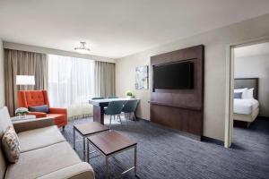 Embassy Suites by Hilton Fort Worth Downtown的电视和/或娱乐中心