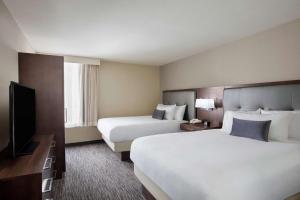 沃思堡Embassy Suites by Hilton Fort Worth Downtown的一间有两张床和一台平板电视的酒店房间 更多37张照片