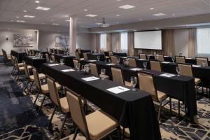Embassy Suites by Hilton Fort Worth Downtown商务区和/或会议室
