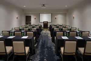 Embassy Suites by Hilton Fort Worth Downtown商务区和/或会议室
