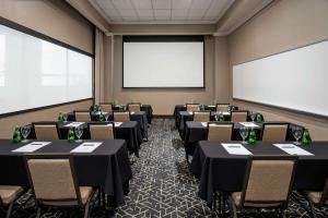 Embassy Suites by Hilton Fort Worth Downtown商务区和/或会议室