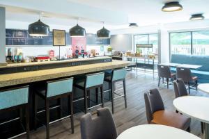 a restaurant with a bar and tables and chairs at Hampton Inn Los Angeles Santa Clarita in Santa Clarita