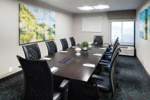 une salle de conférence avec une grande table et des chaises dans l'établissement Hampton Inn Los Angeles Santa Clarita, à Santa Clarita