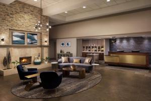 sala de estar con sofá y chimenea en Homewood Suites by Hilton Lubbock en Lubbock