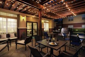 un restaurante con mesas, sillas y fogones en Homewood Suites by Hilton Lubbock en Lubbock