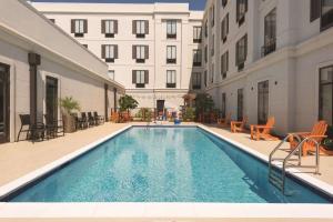 Bazén v ubytování Home2 Suites by Hilton Parc Lafayette nebo v jeho okolí