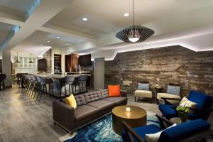 soggiorno con divano e bar di Hilton Garden Inn Lubbock a Lubbock