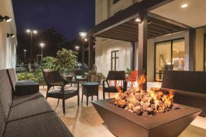 a fire pit in the middle of a patio at Home2 Suites by Hilton Parc Lafayette in Lafayette