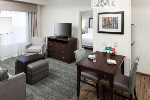 TV a/nebo společenská místnost v ubytování Homewood Suites by Hilton Mahwah