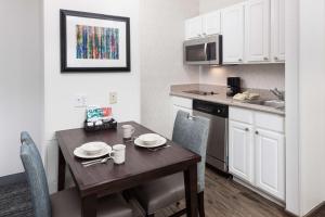 Kuchyň nebo kuchyňský kout v ubytování Homewood Suites by Hilton Mahwah