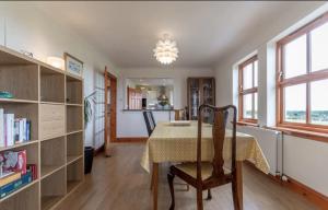 cocina y comedor con mesa y sillas en Home with superb view of St Andrews en St Andrews