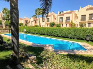 una piscina di fronte a un grande edificio di Tu casa y lugar especial para vacaciones y momentos a Murcia
