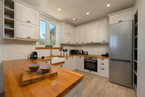 Køkken eller tekøkken på Aeras Luxury Villa