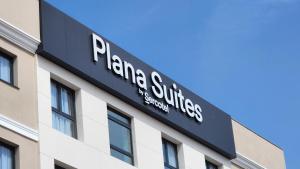 Sercotel Plana Suites的证书、奖牌、标识或其他文件