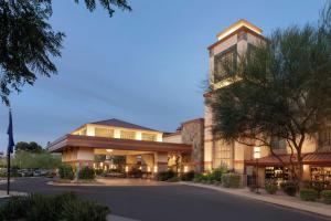 ein großes Gebäude mit einer Straße davor in der Unterkunft Hilton Scottsdale Resort & Villas in Scottsdale