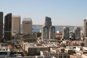 uma vista para uma cidade com edifícios altos em Hampton Inn San Diego Downtown em San Diego