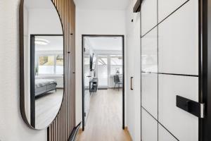 un pasillo con espejo y un dormitorio en Modernes Studio am Bremer Dom mit Balkon, en Bremen