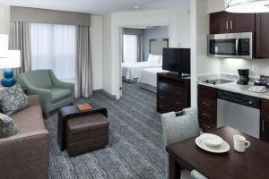 um quarto de hotel com uma cama e uma sala de estar em Homewood Suites by Hilton Seattle-Tacoma Airport/Tukwila em Tukwila