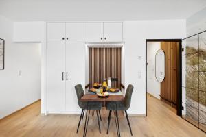 - une salle à manger avec une table et des chaises en bois dans l'établissement Modernes Studio am Bremer Dom mit Balkon, à Brême