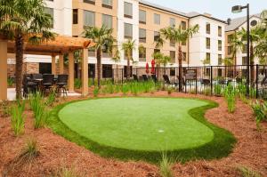 un campo de golf frente a un edificio en Hilton Garden Inn Shreveport Bossier City en Bossier City