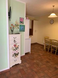 sala de estar con cocina y comedor en Dall’Artemio - appartamento a Sillico, en Sillico