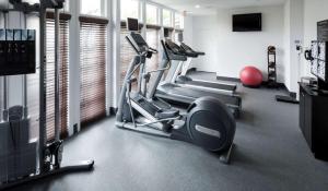 une salle de sport avec deux tapis de course et un tapis de course dans l'établissement Homewood Suites by Hilton San Jose Airport-Silicon Valley, à San José