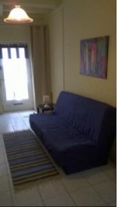 ein Schlafzimmer mit einem blauen Bett und einem Fenster in der Unterkunft maison de tourisme aux sables d'olonne in Les Sables-dʼOlonne