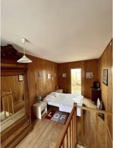 1 Schlafzimmer mit 2 Betten in einem Holzzimmer in der Unterkunft maison de tourisme aux sables d'olonne in Les Sables-dʼOlonne