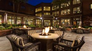 夏洛特DoubleTree Suites by Hilton Charlotte/SouthPark的庭院设有桌椅和火坑