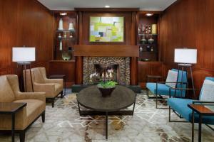 DoubleTree Suites by Hilton Charlotte/SouthPark的休息区